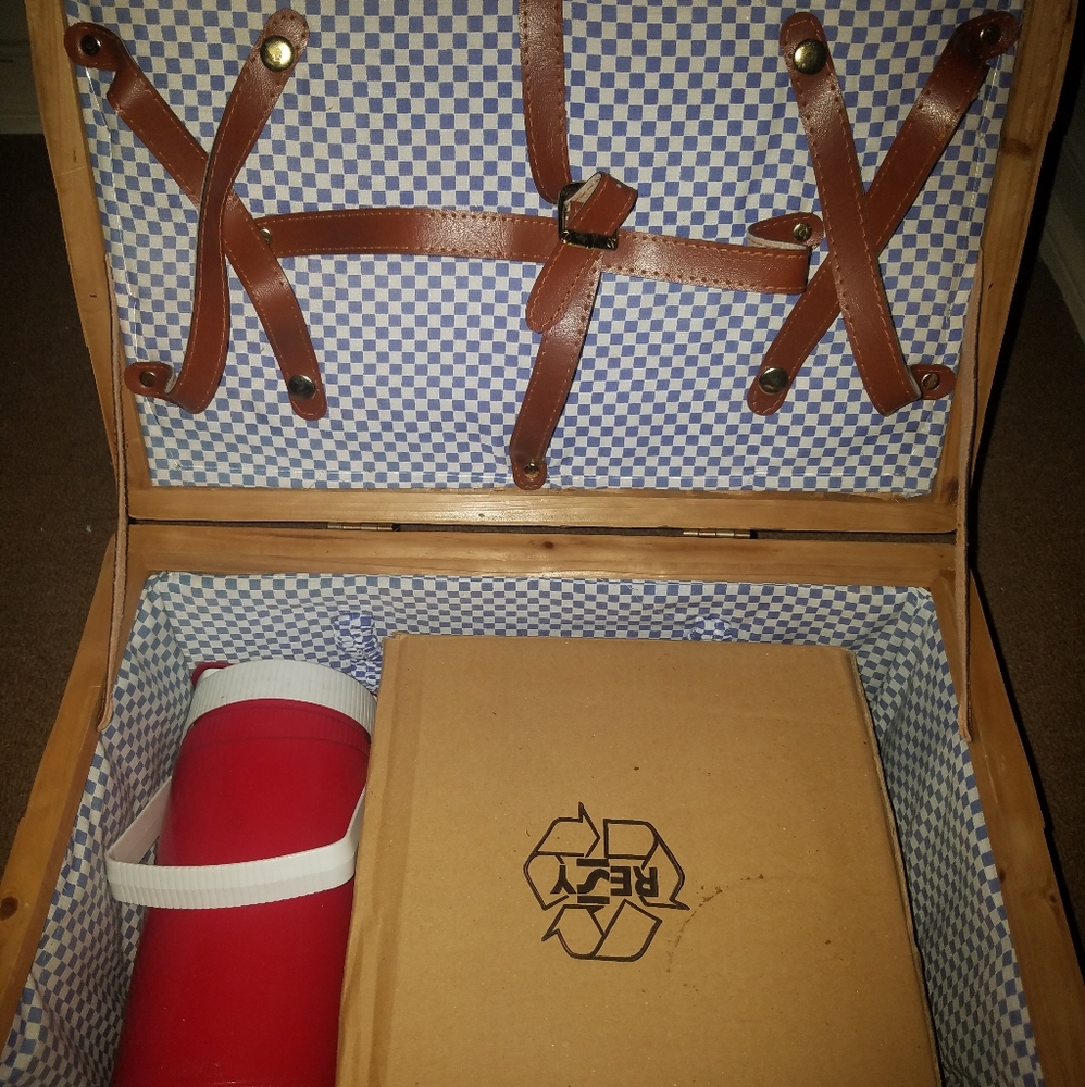 Vintage Wicker Picnic Basket - Picture 3 of 7